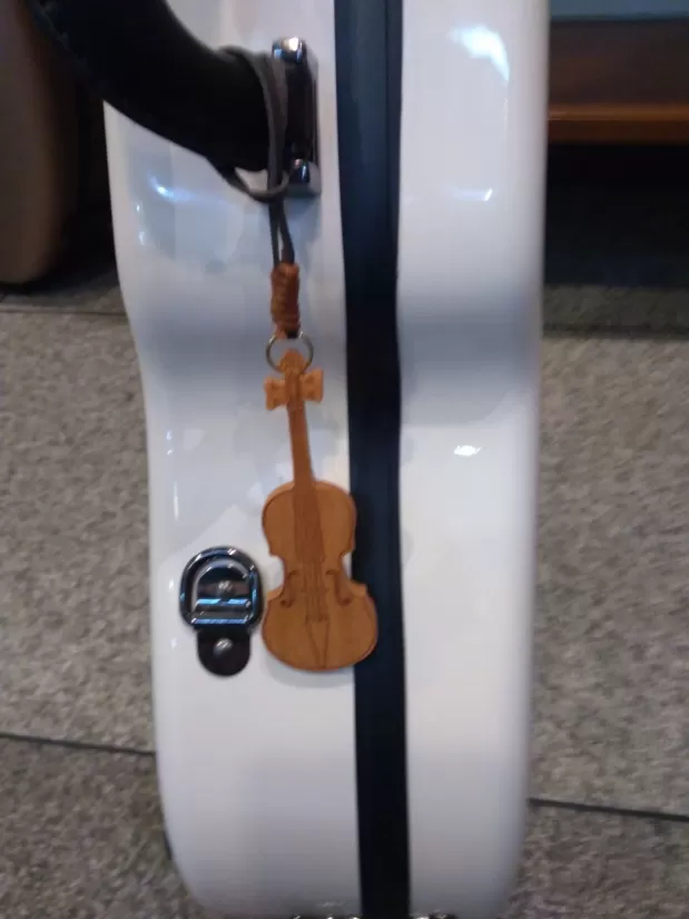 バイオリン型のストラップ