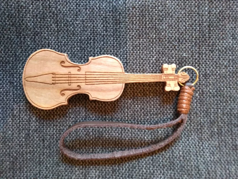 「バイオリン型のストラップ」を作りました！！

