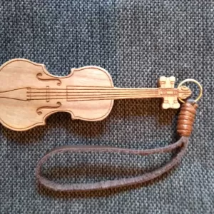 「バイオリン型のストラップ」を作りましたのサムネイル